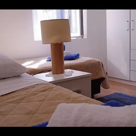 Semesterbostad Charming House Lovro *