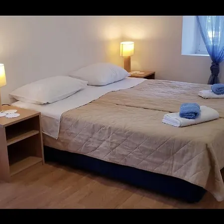 Semesterbostad Charming House Lovro