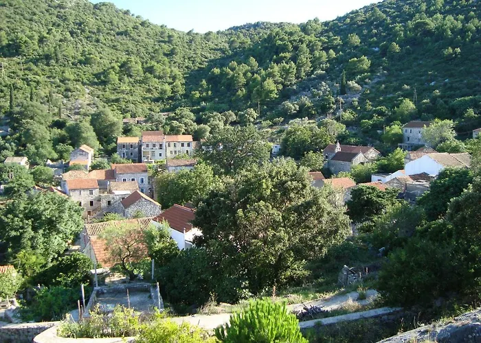 Charming House Lovro בית נופש *